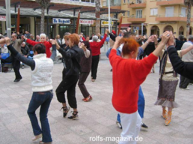Sardane - gemeinsamer Tanz auf den 'Ramblas' in Canet-en-Roussillon