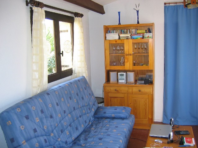 Couch und Wohnzimmerschrank  mit Mini-HiFi-Anlage