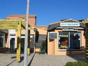 Links 'Chez Carlos' mit
Meeresspezialitäten, daneben die Pizzeria