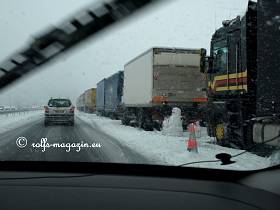 8.Mrz 14h23' - Die zwangspausierenden LKW-Fahrer vertreiben sich die Zeit mit dem Bauen von Schneemnnern.