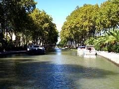 Hausboote liegen zu beiden Seiten des Kanals am Ufer